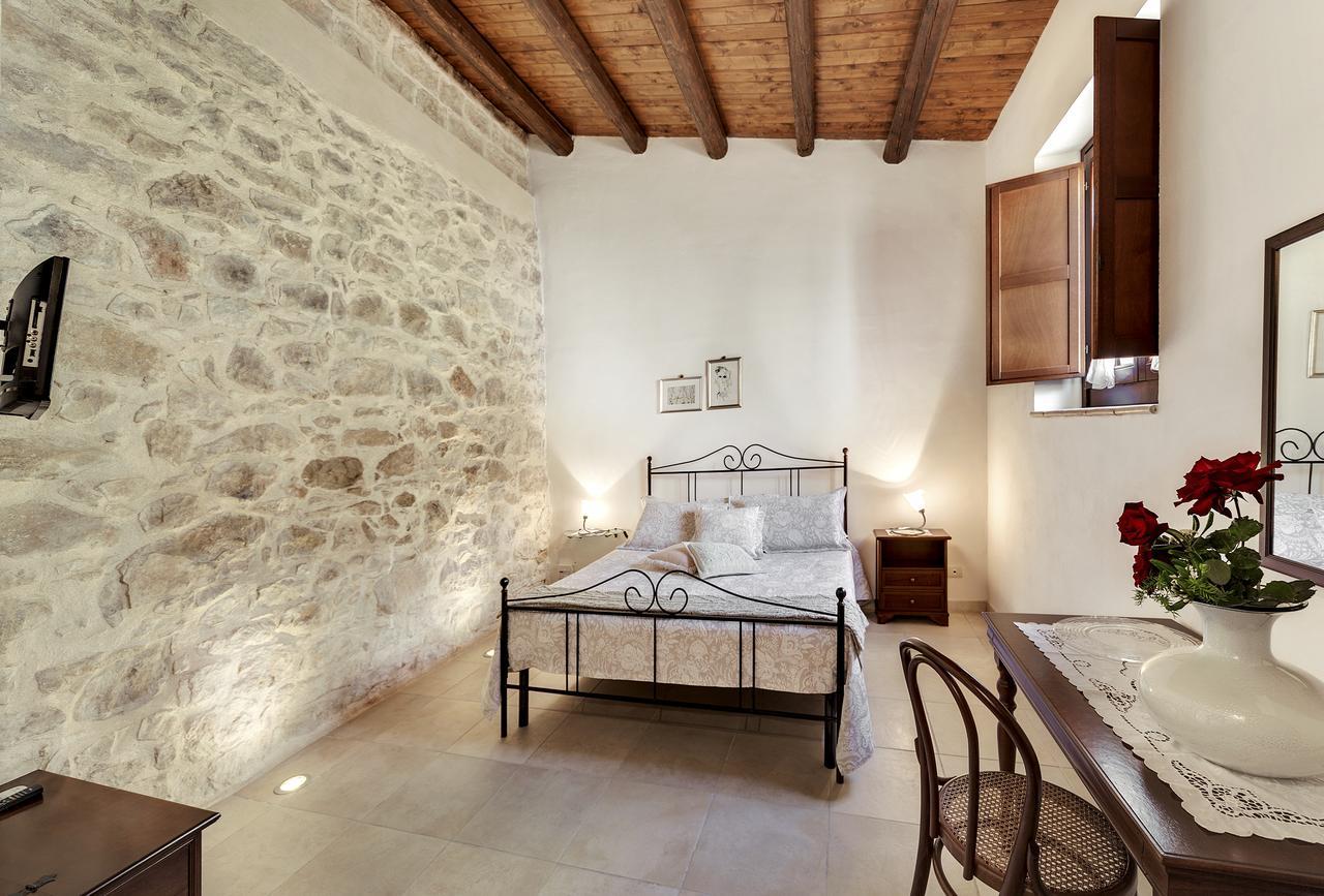 Silva Suri Pension Marina di Ragusa Buitenkant foto